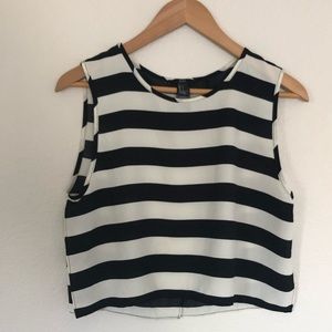 💋5 = $10 Black & White Striped Loose crop top